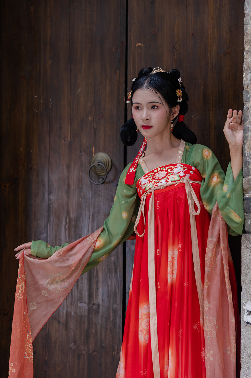 唐制古装汉服女性飘披帛站姿人物摄影图素材