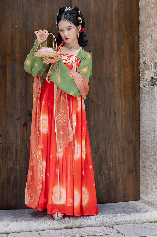 唐制古装汉服女性提花篮站姿人物摄影图