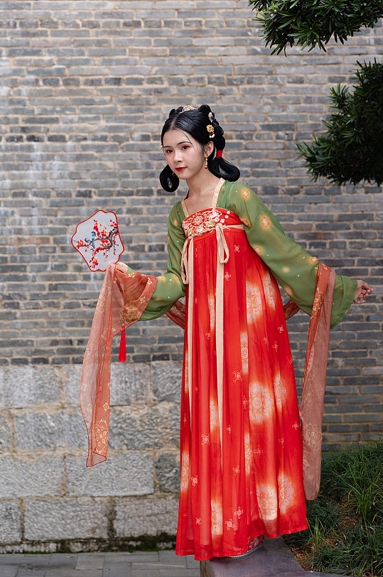 俏皮唐制古装汉服女性手拿蒲扇人物摄影图