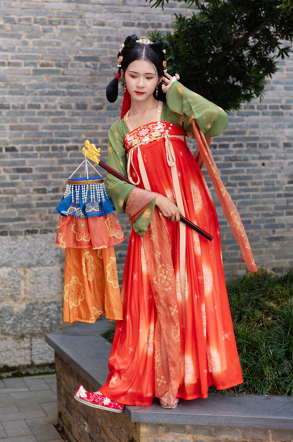 国潮唐制汉服女性手提绛纱灯人物摄影图素材