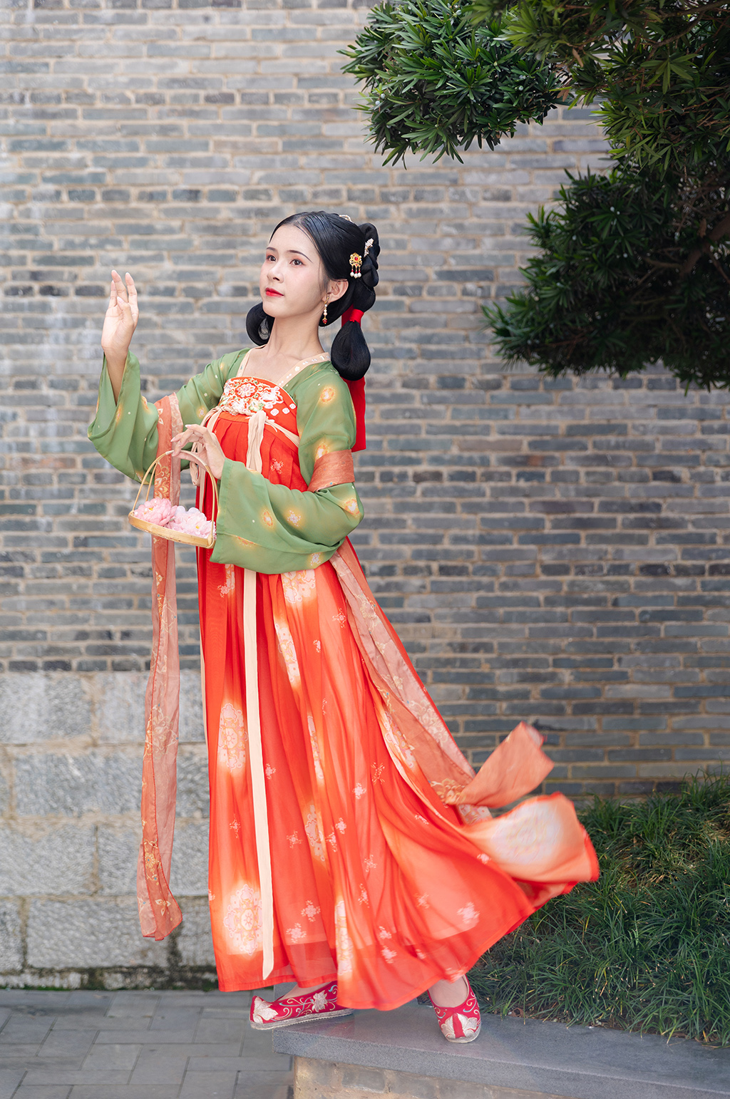 国潮唐制古装汉服女性手拿花篮人物摄影图素材
