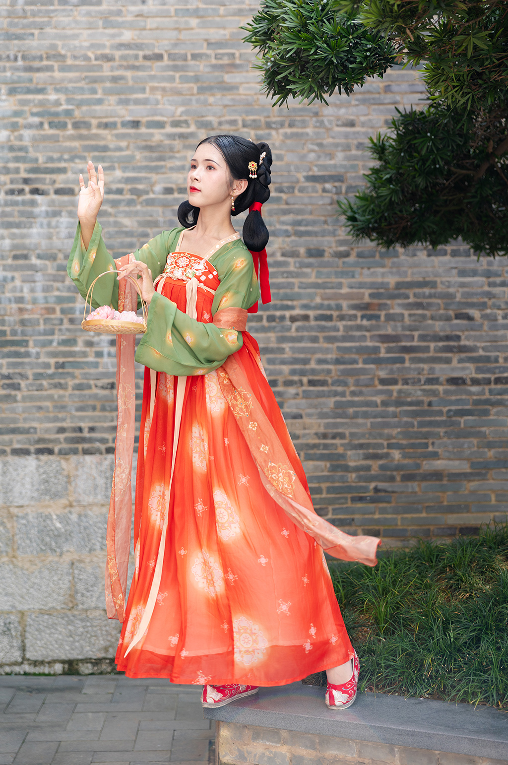 唐制古装汉服女性手拿花篮人物摄影图素材