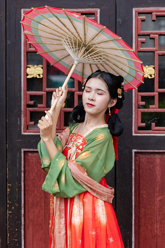 唐制古装汉服女性手撑油纸伞人物摄影图