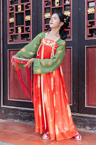 国风唐制古装汉服女性手鼓舞人物摄影图