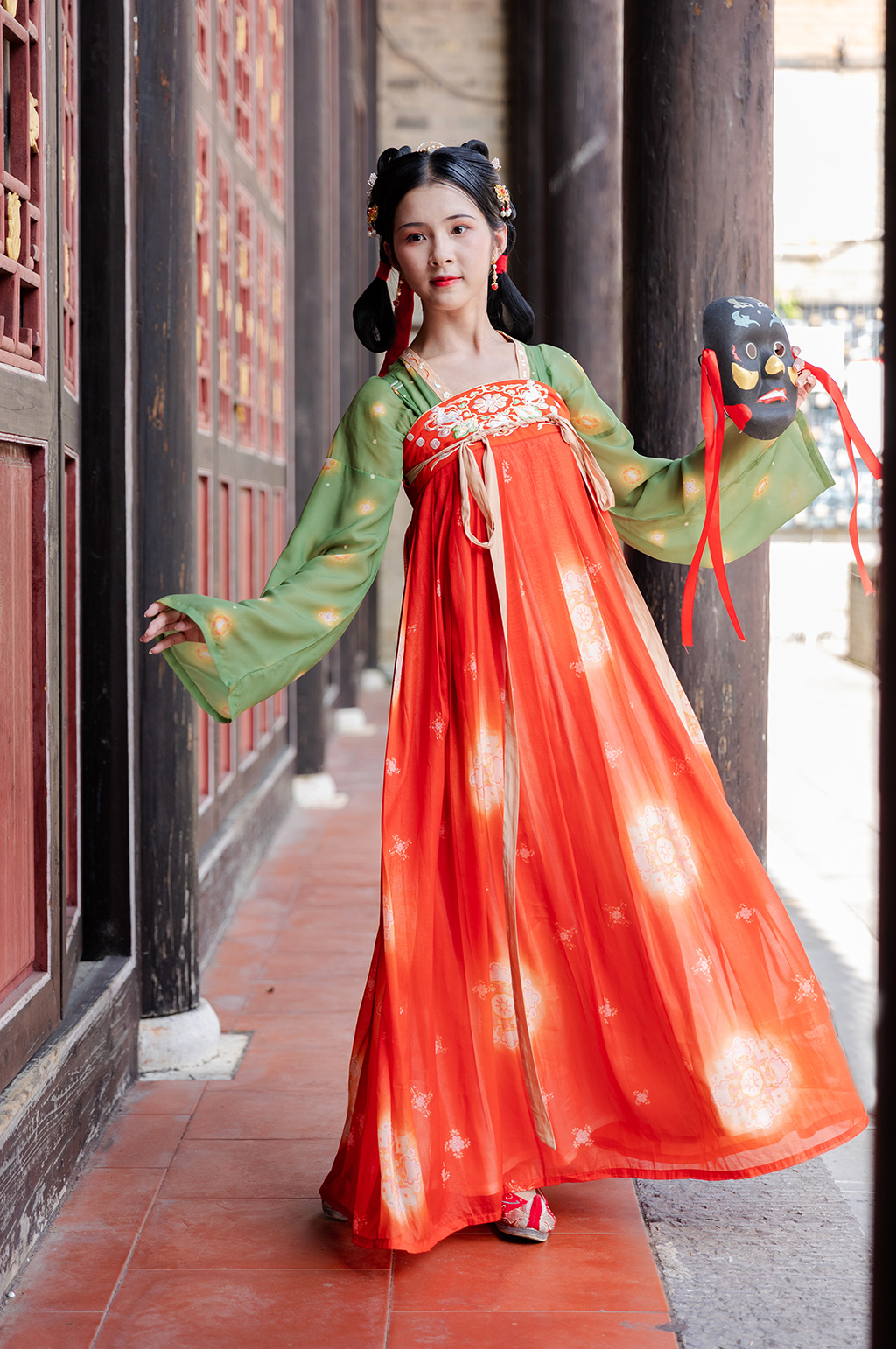 唐制古装汉服女性手拿面具舞蹈人物摄影图素材