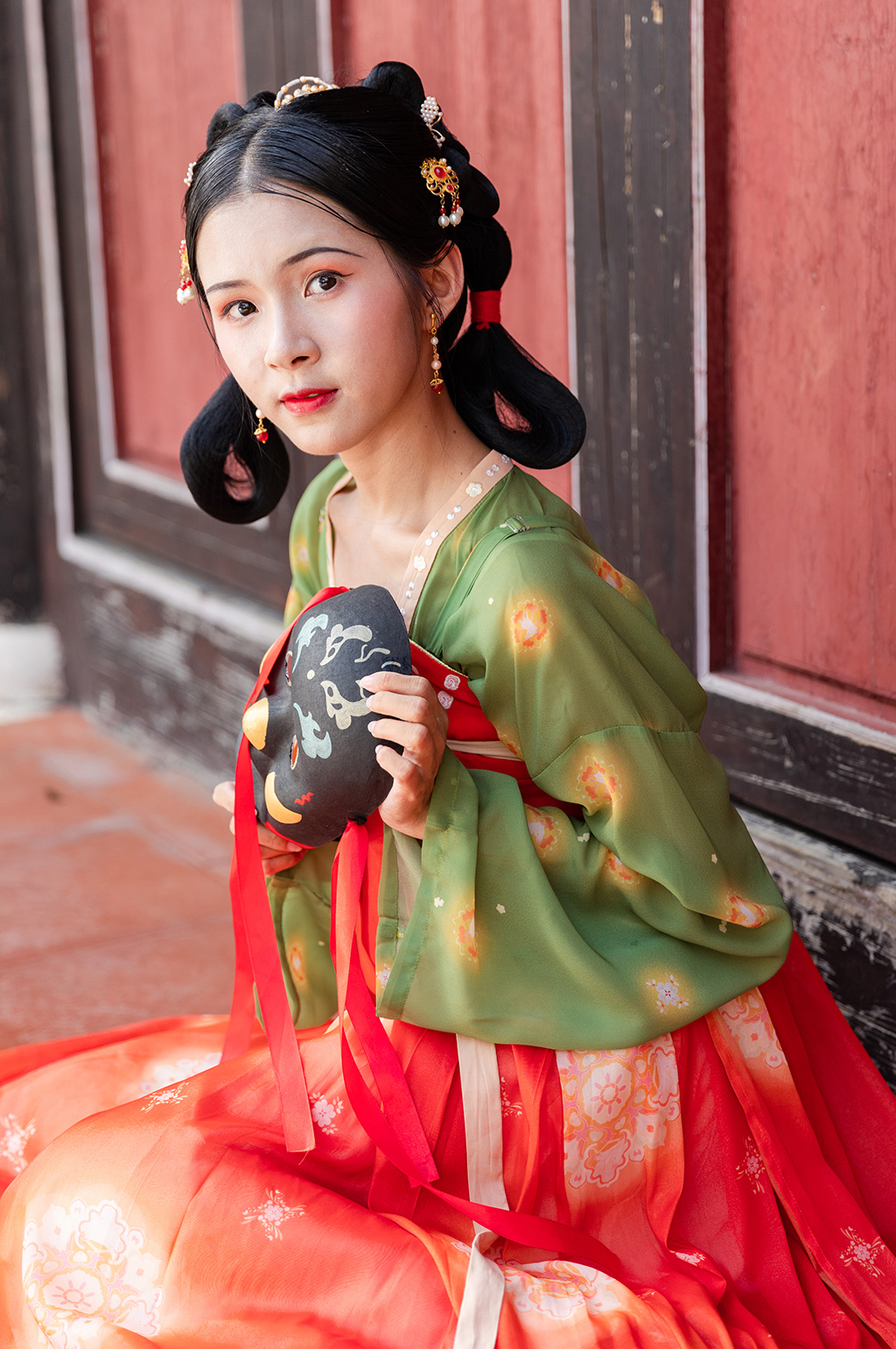 唐制古装汉服美女手拿面具坐姿人物摄影图素材