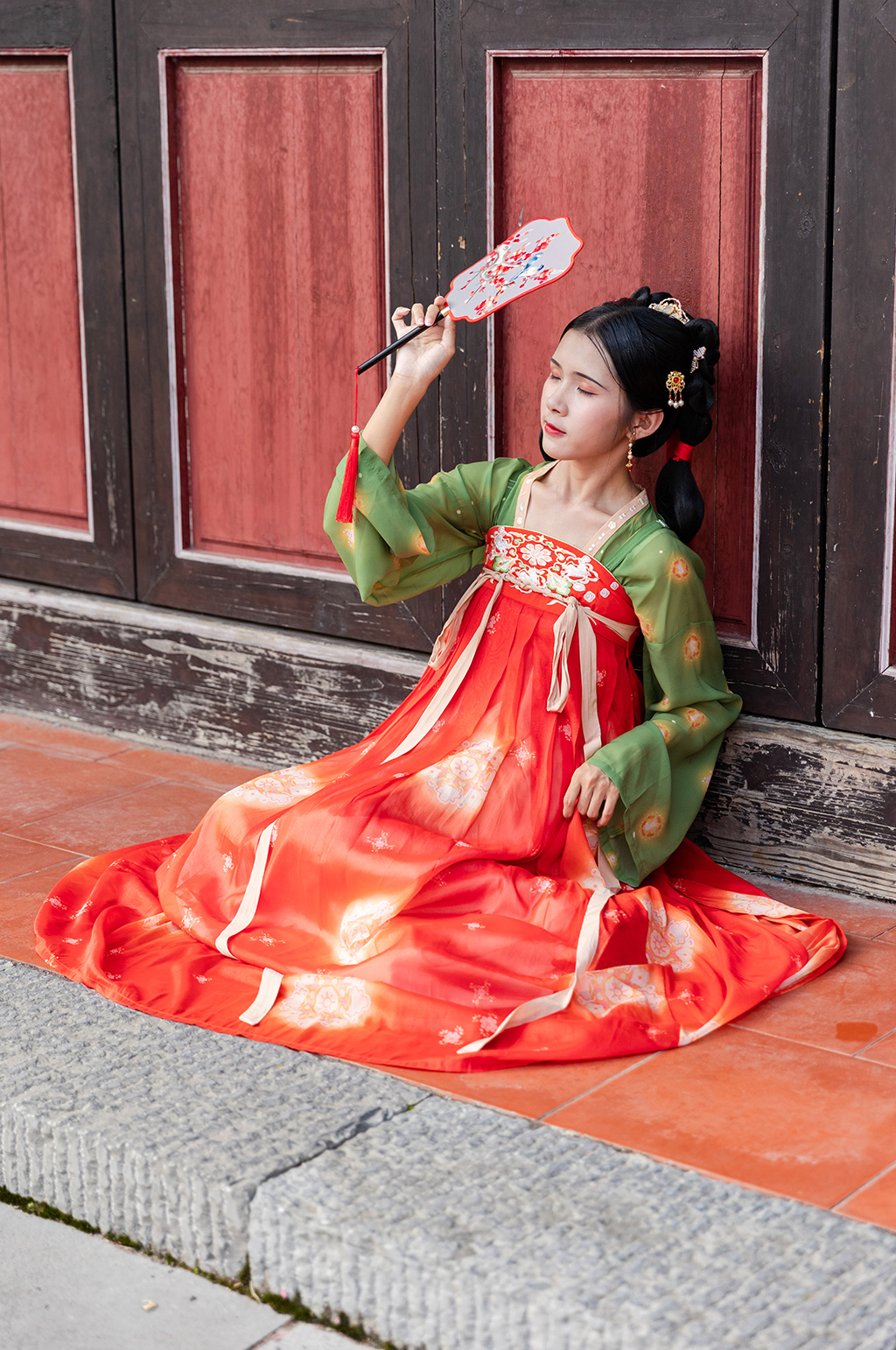 古装唐制汉服女生堂唐夜宴蒲扇人物摄影图素材