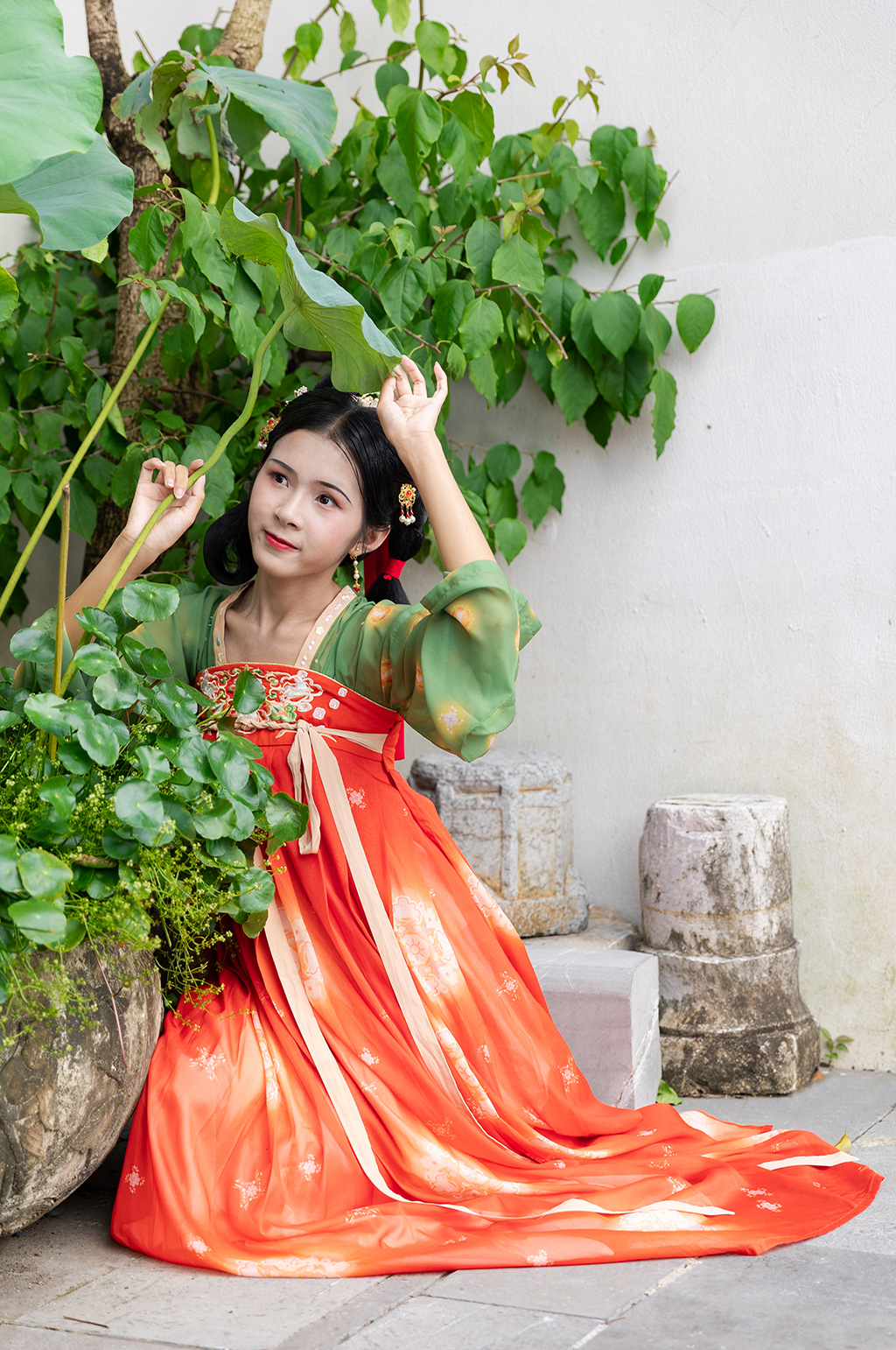 可爱唐制汉服女生堂唐夜宴荷叶人物摄影图素材