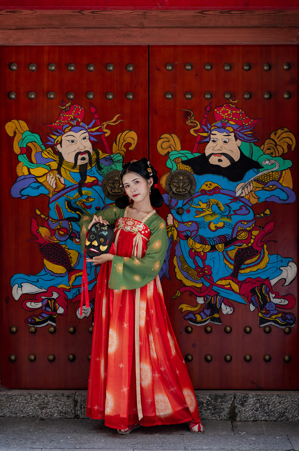 中式唐制古装汉服女性面具门神人物摄影图素材