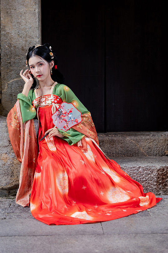 唐制古装汉服女性手拿蒲扇坐姿人物摄影图