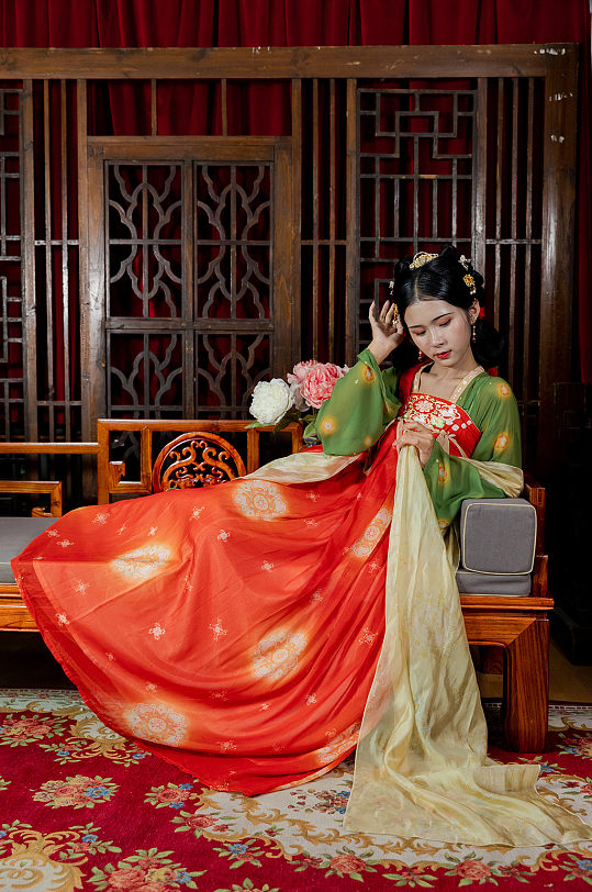 中式唐制古装汉服女性牡丹花人物摄影图