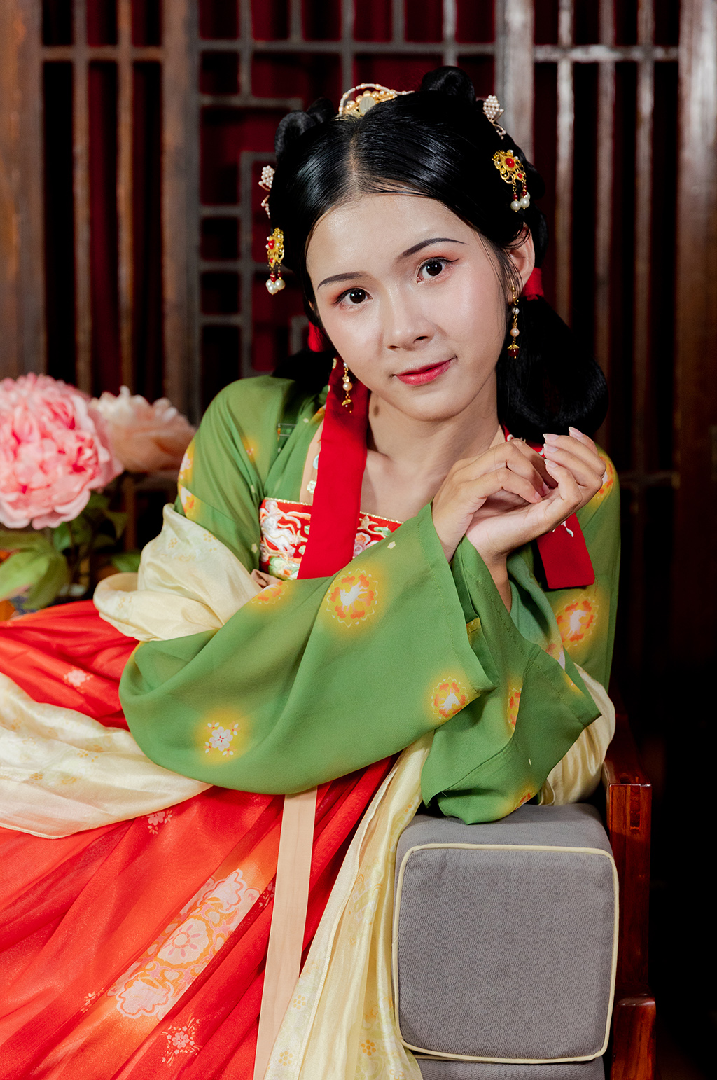 唐制古装汉服女性牡丹花人物摄影图素材