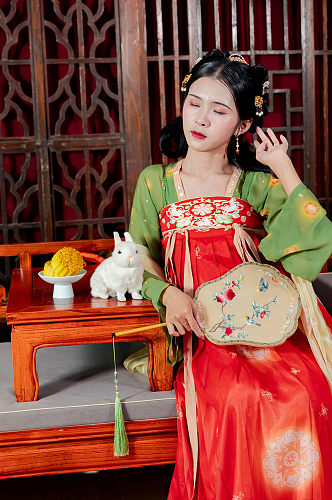 中秋节汉服女性兔子月饼蒲扇人物摄影图