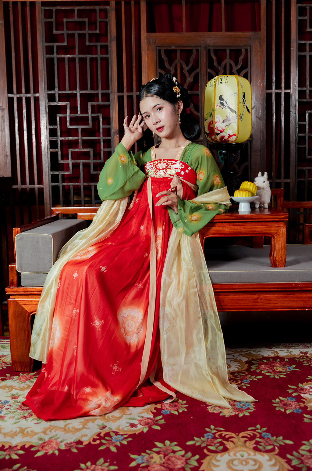 中秋节赏月汉服女性兔子月饼人物摄影图素材