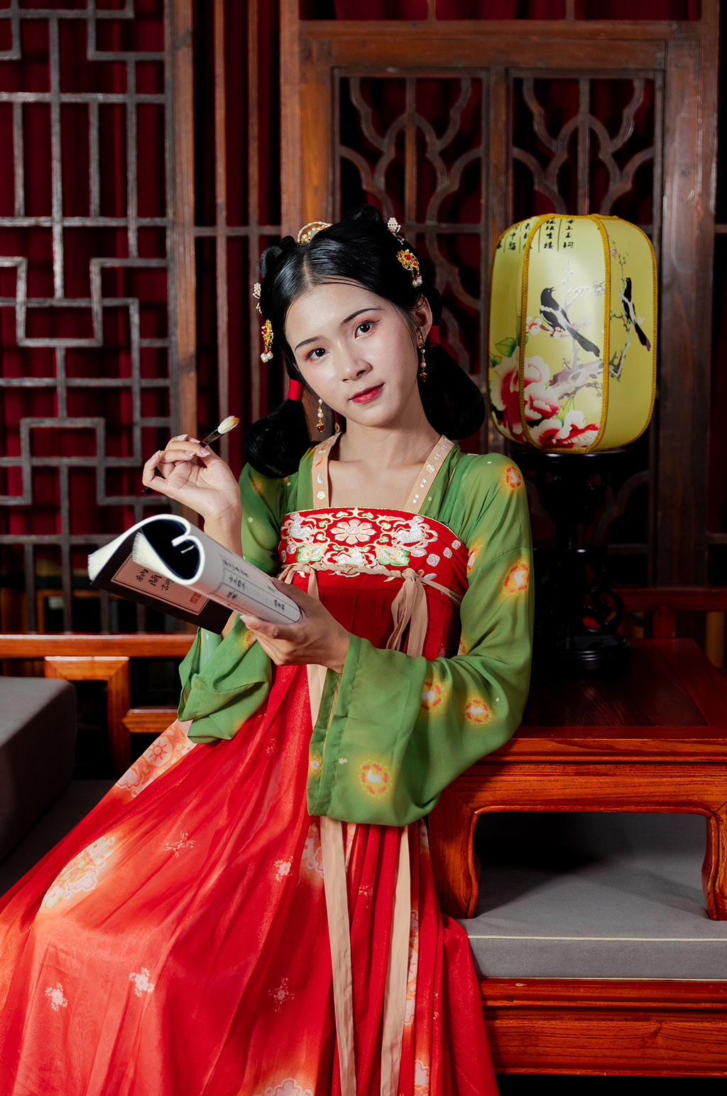 书香唐制汉服女性手拿书毛笔人物摄影图素材