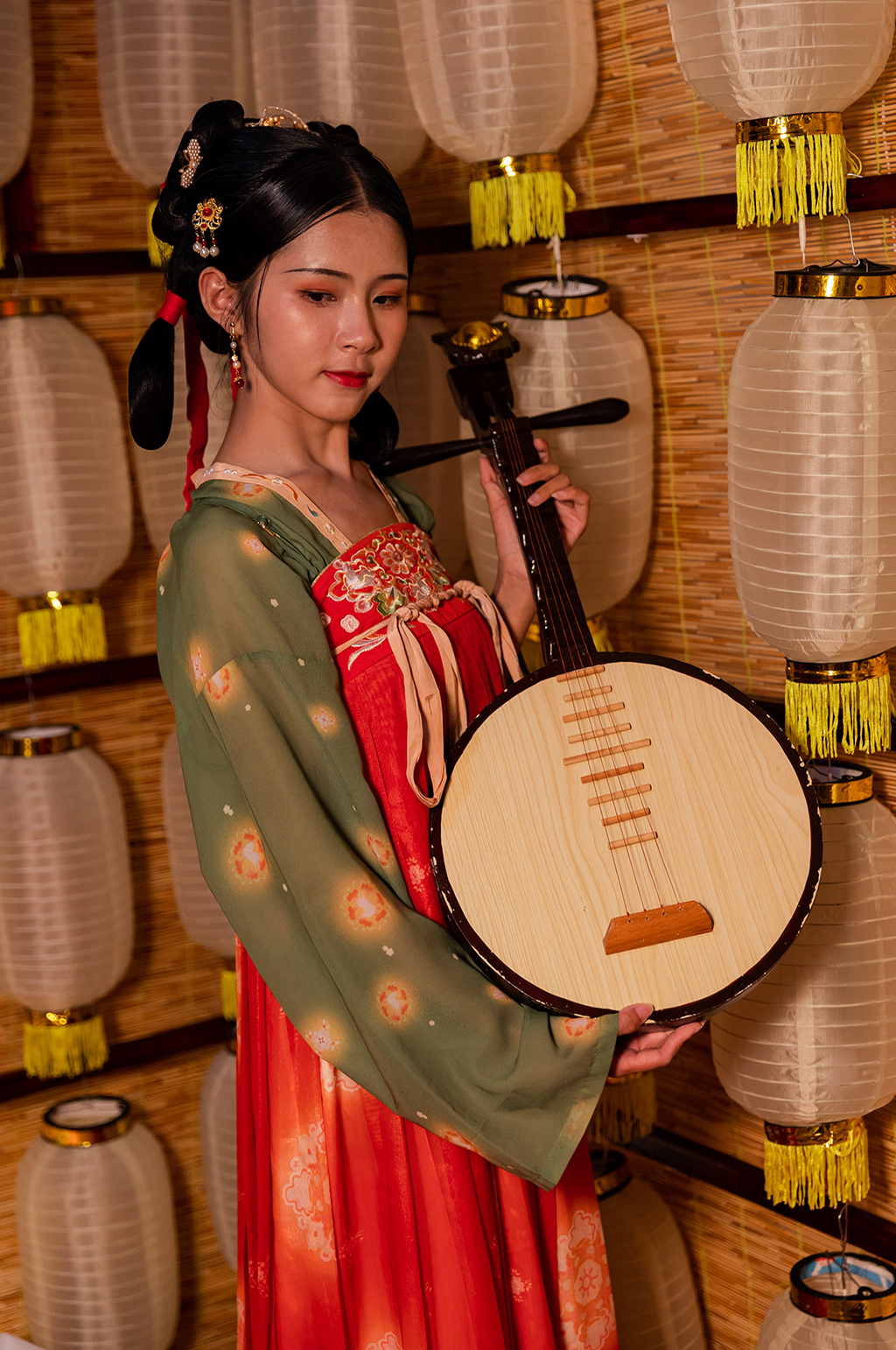 国风唐制汉服女性手抱月琴站立人物摄影图素材
