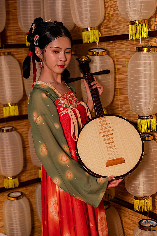 国风唐制汉服女性手抱月琴站立人物摄影图