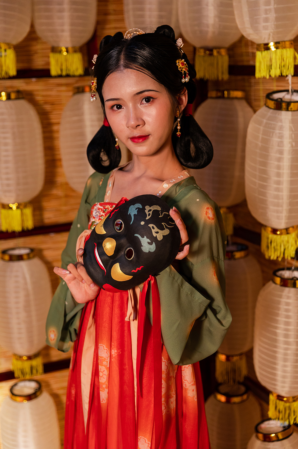 国潮唐制古装汉服女性手拿面具人物摄影图素材