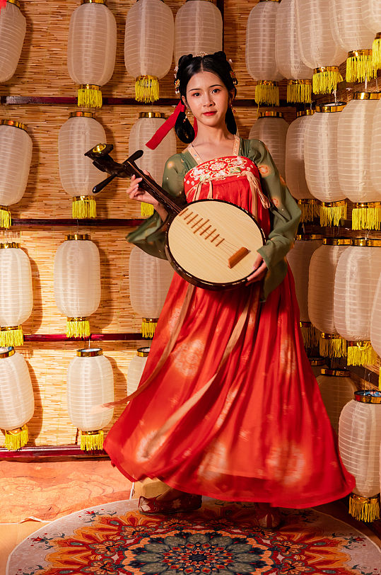 国风唐制汉服女性手抱月琴站立人物摄影图