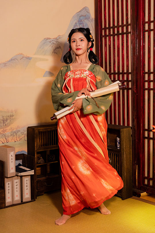 中式古装唐制汉服女性卷轴人物摄影图