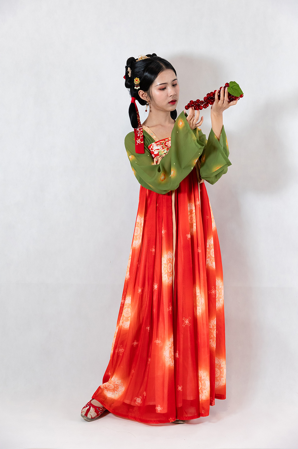 唐制古装汉服女性手拿葡萄人物摄影图素材