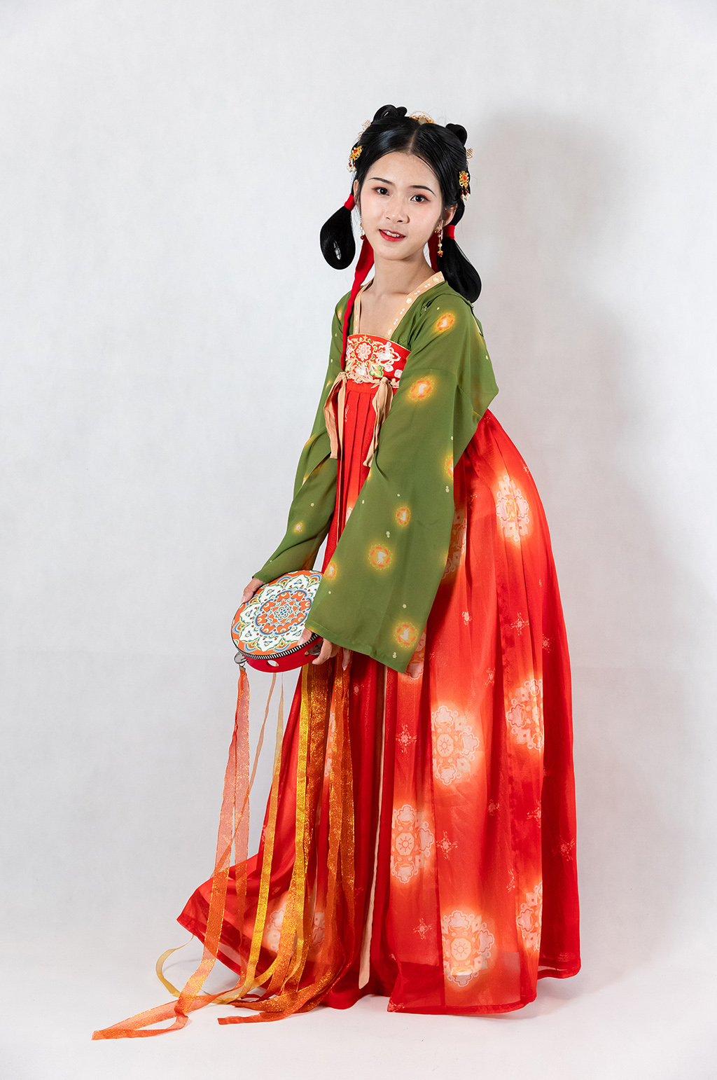 唐制古装汉服女性手拿手鼓人物摄影图素材