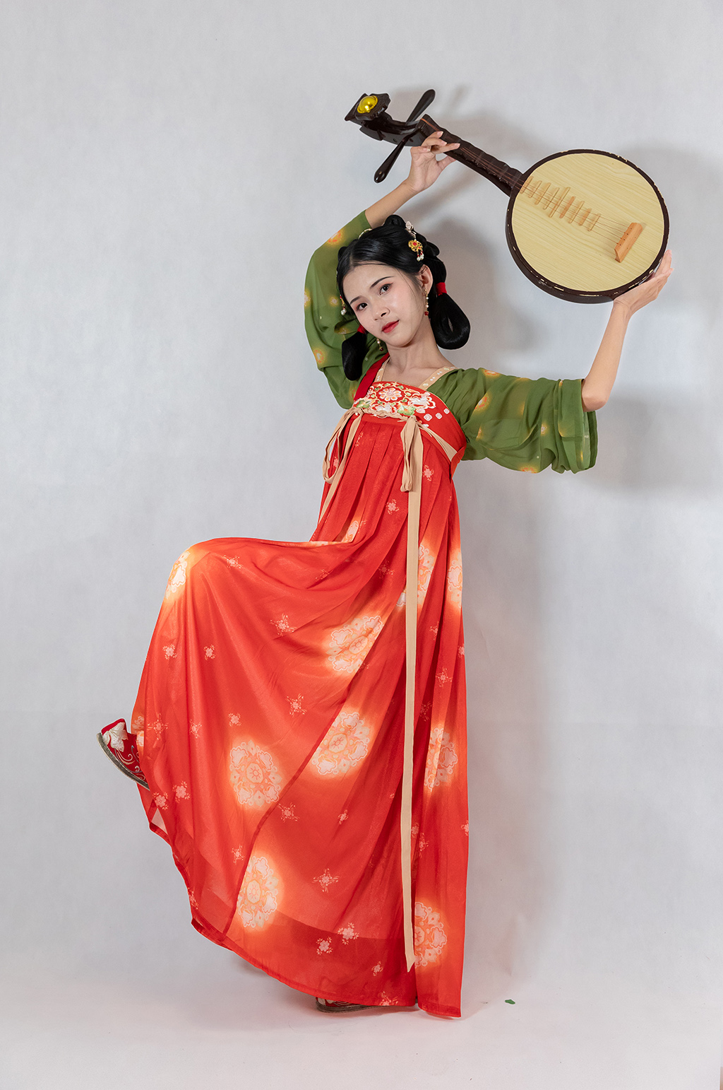 唐制汉服女性手拿月琴站立人物摄影图素材
