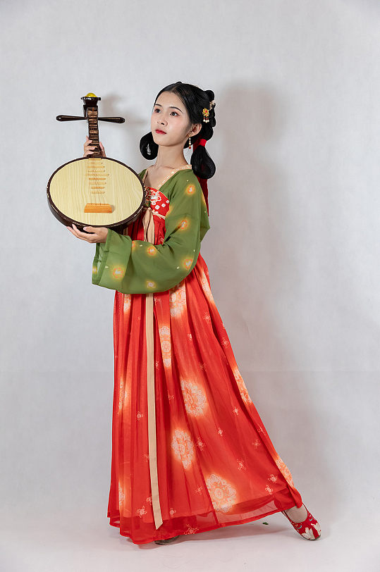 唐制汉服女性手抱月琴站立人物摄影图