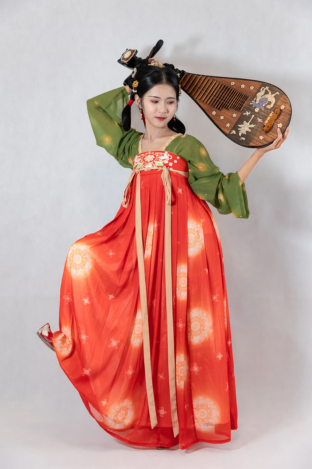 唐制古装汉服女性反弹琵琶人物摄影图素材