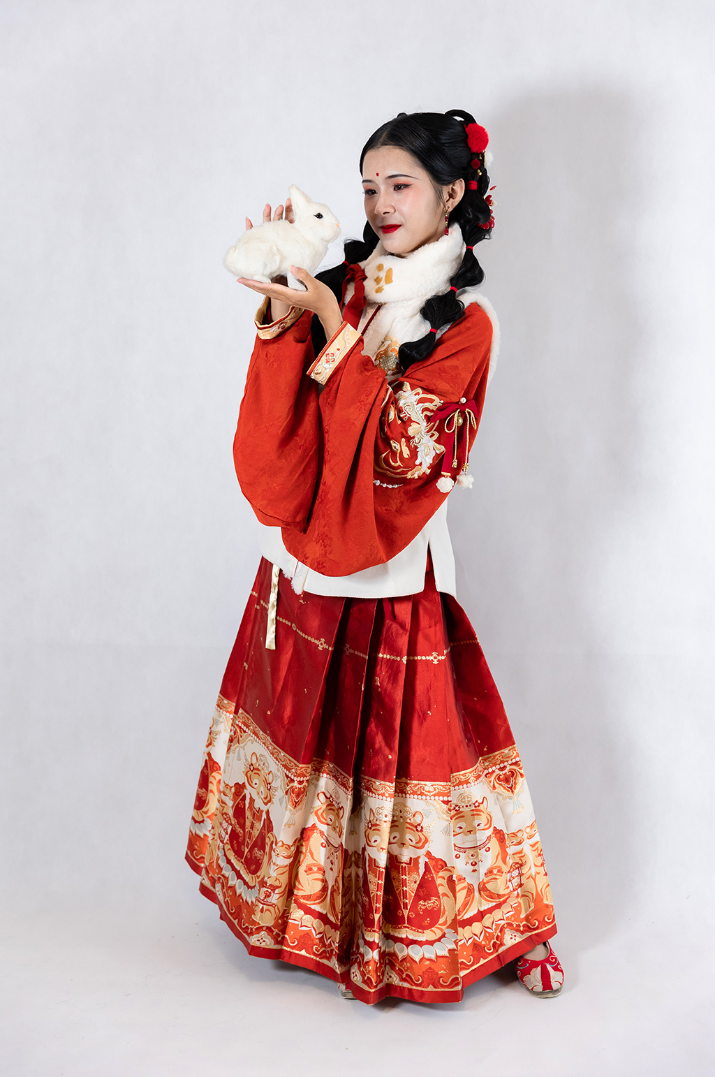 中秋节汉服女生兔子月饼人物摄影图片素材
