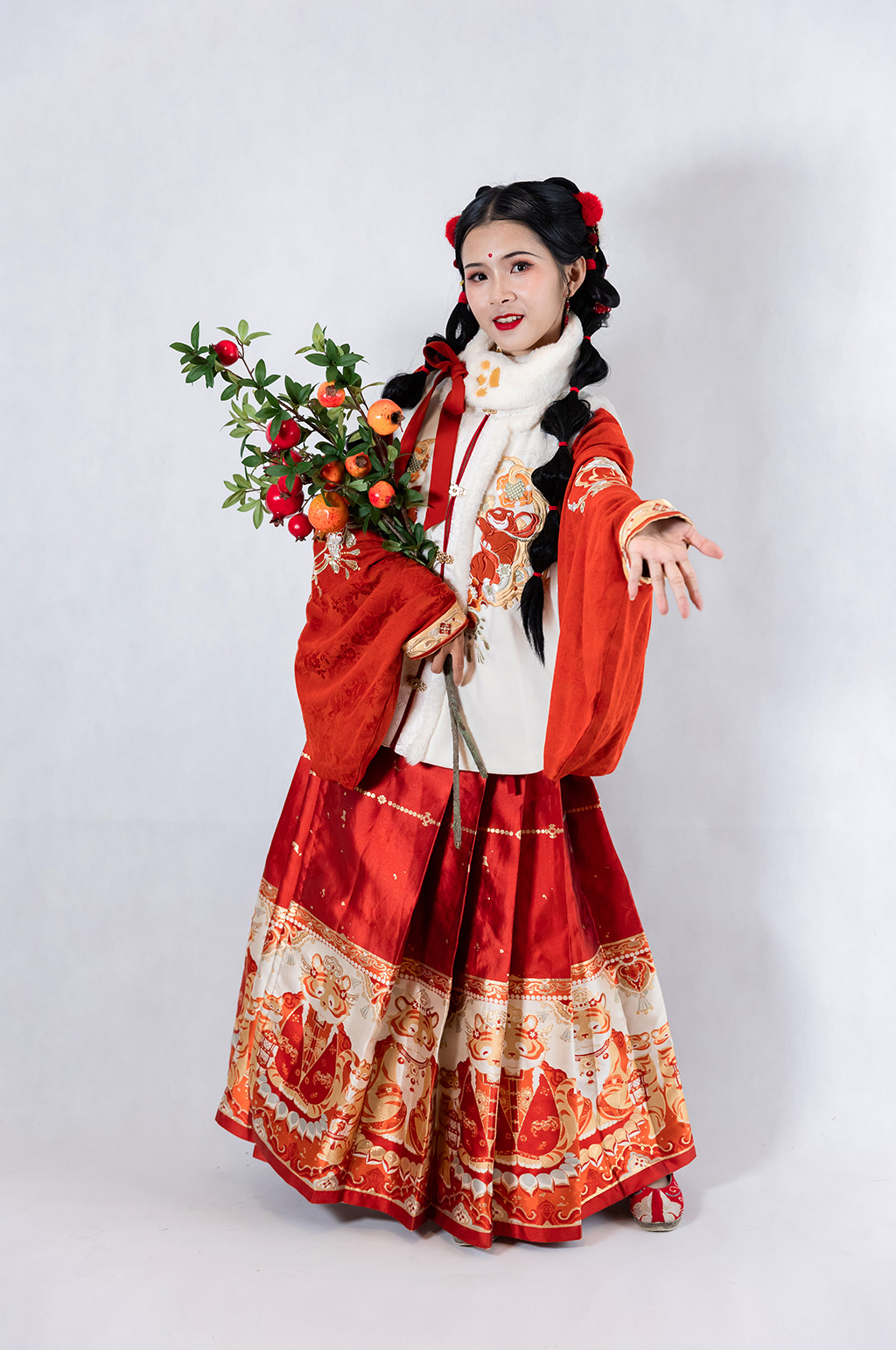 石榴贺新年汉服女生站姿人物摄影图片素材
