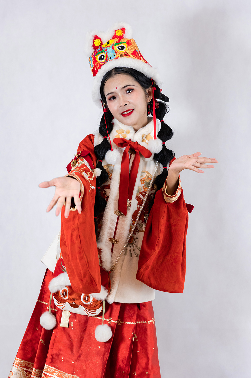 红色新年汉服女生拜年新年快乐人物摄影图片素材