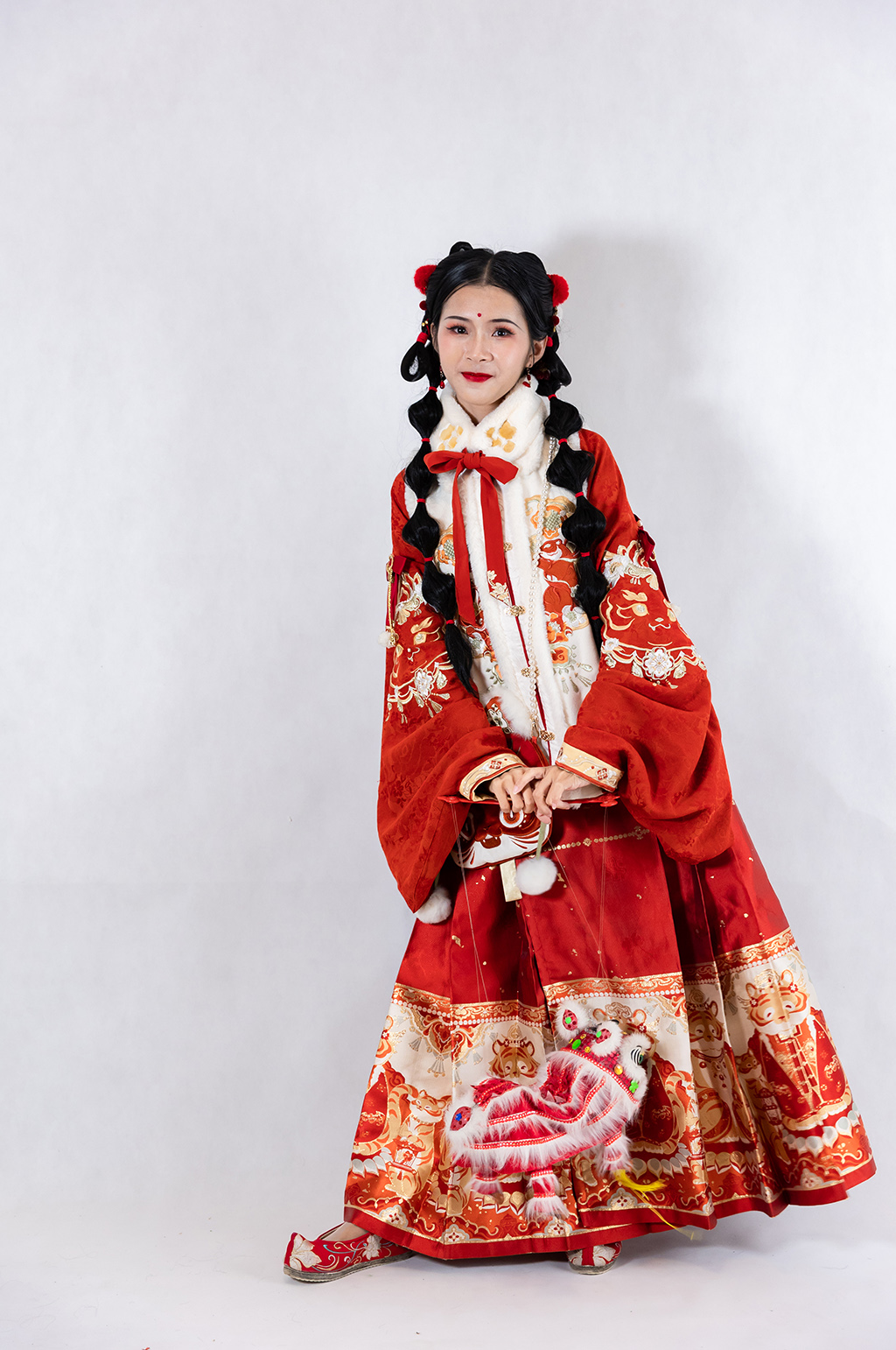 红色新年汉服女生醒狮灯人物摄影图片素材