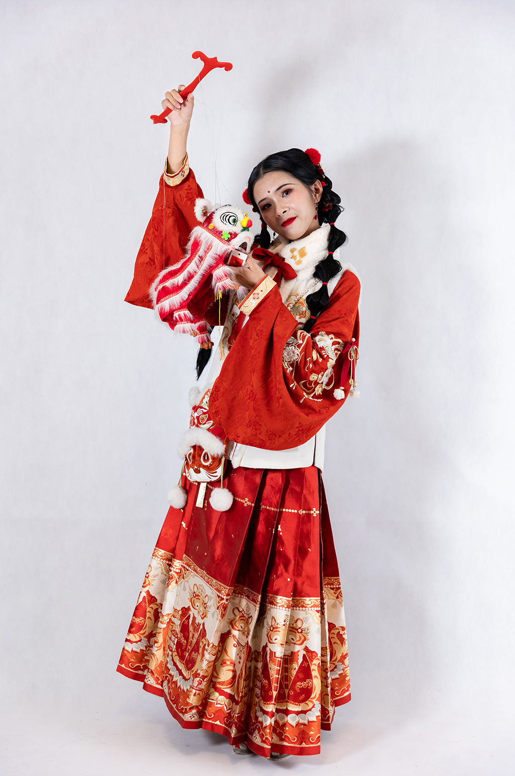 红色新年汉服女生手提醒狮人物摄影图片素材