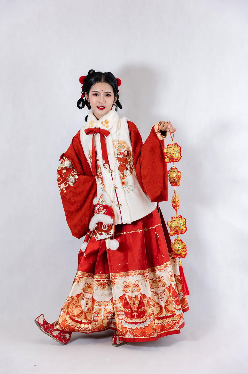 新年刺绣明制汉服女生刺绣包人物摄影图片素材
