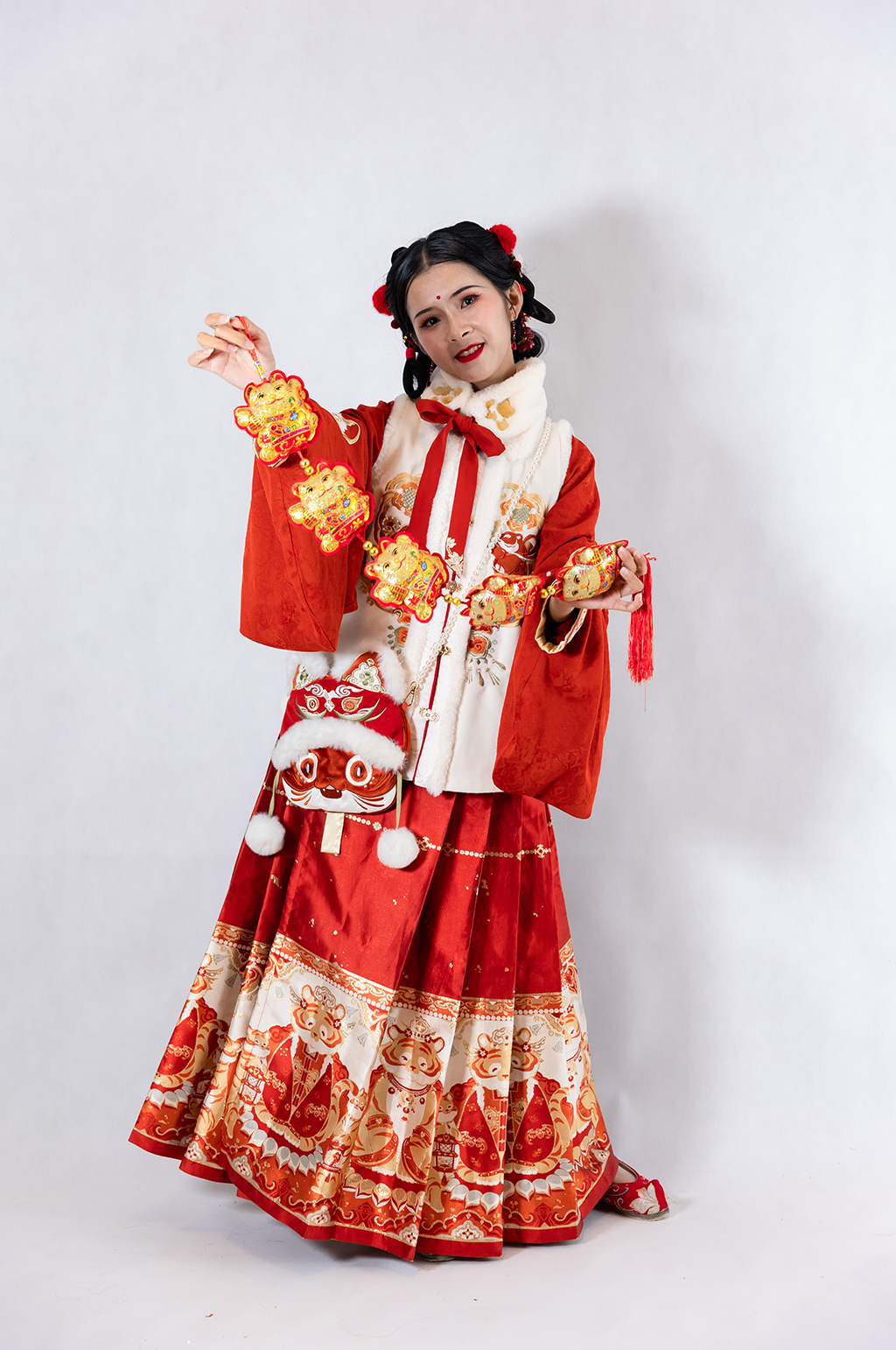 红色新年汉服女生刺绣包人物摄影图片素材