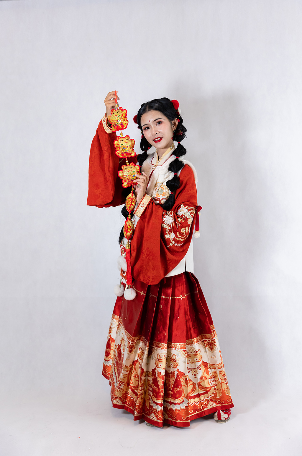 新年汉服女生刺绣包对联人物摄影图片素材