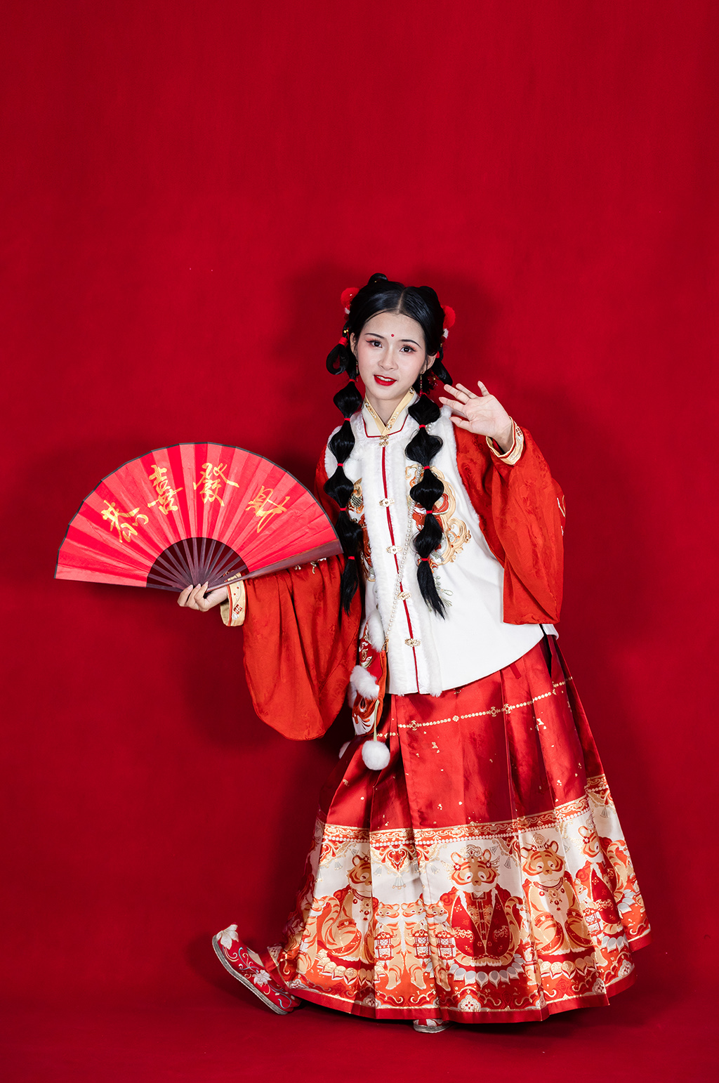 红色新年汉服女生人物摄影图片素材