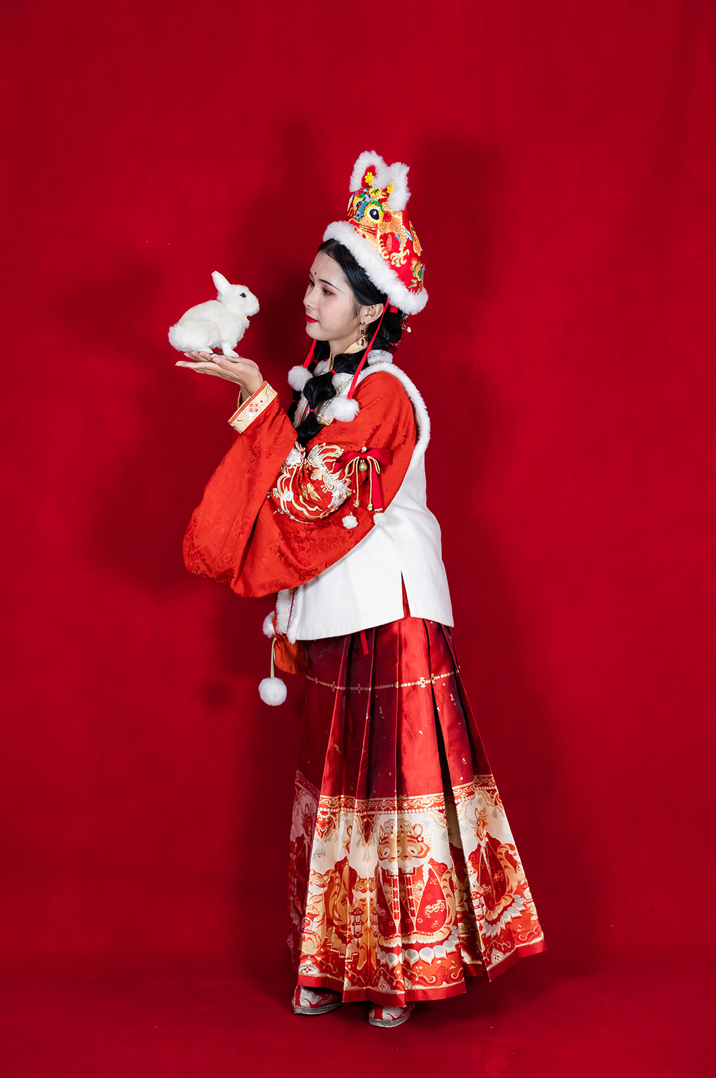 中秋节汉服女生兔子月饼人物摄影图片素材
