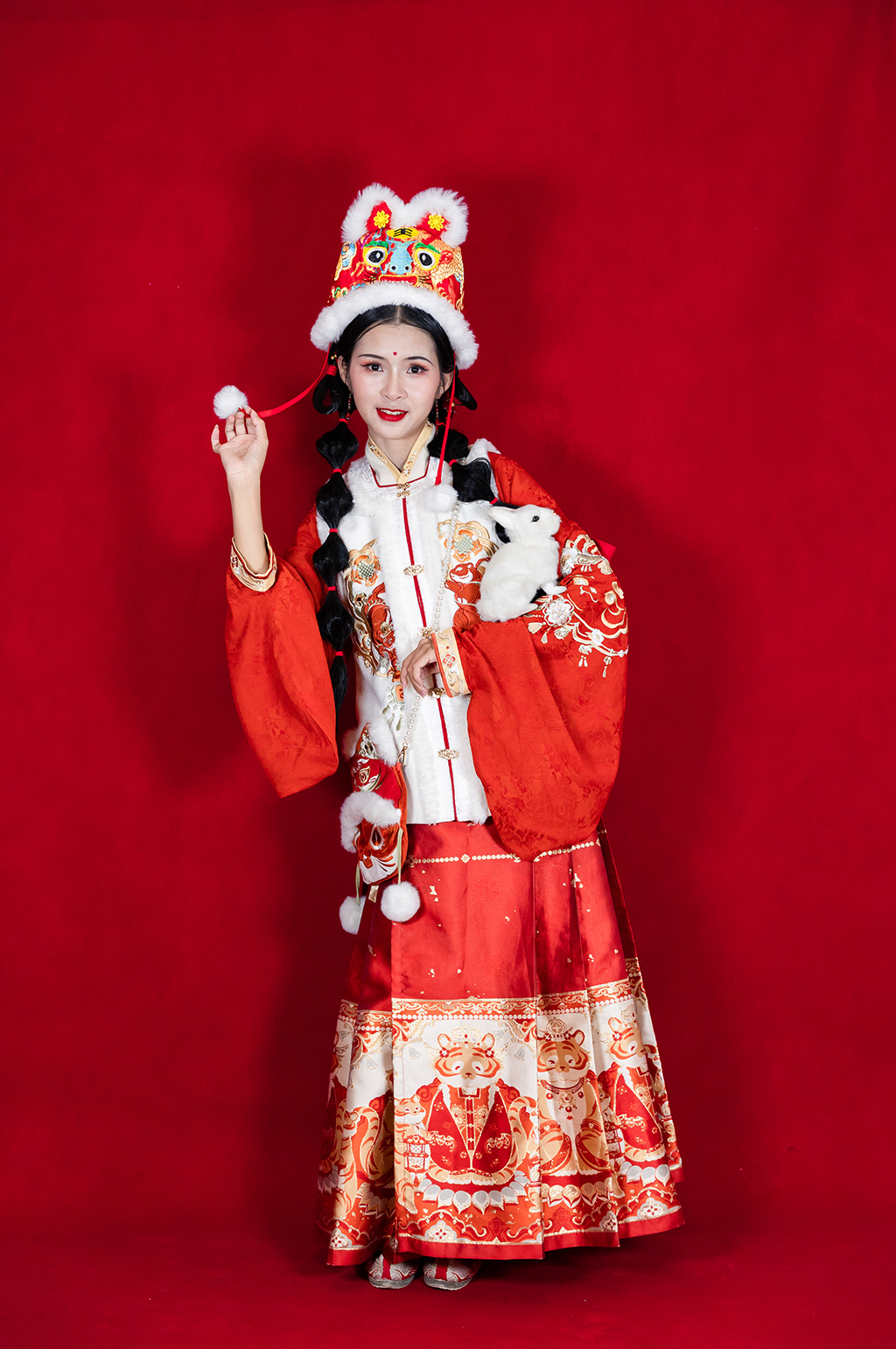 中秋节刺绣明制汉服女生兔子人物摄影图片素材