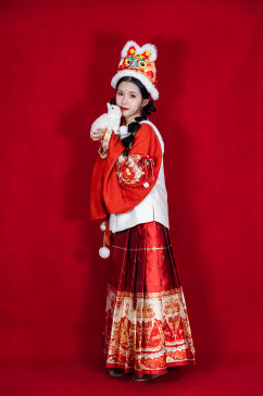 红色中秋节汉服女生兔子人物摄影图片
