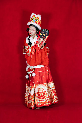 红色新年刺绣明制汉服女生面具人物摄影图片