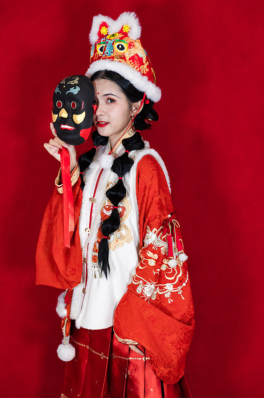 红色国风面具新年汉服女生人物摄影图片