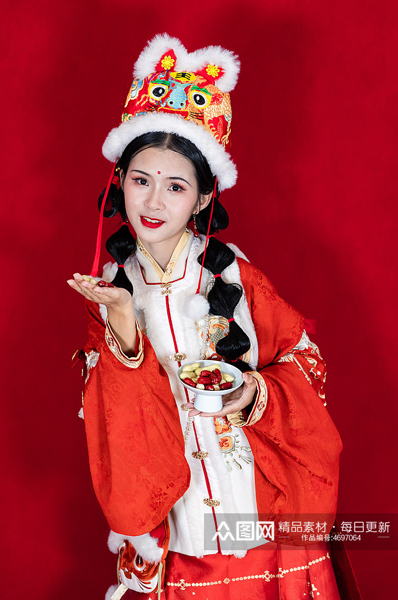 新年汉服女生花生红枣杏仁年货人物摄影图片素材