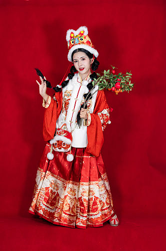 俏皮红色新年汉服女生石榴人物摄影图片