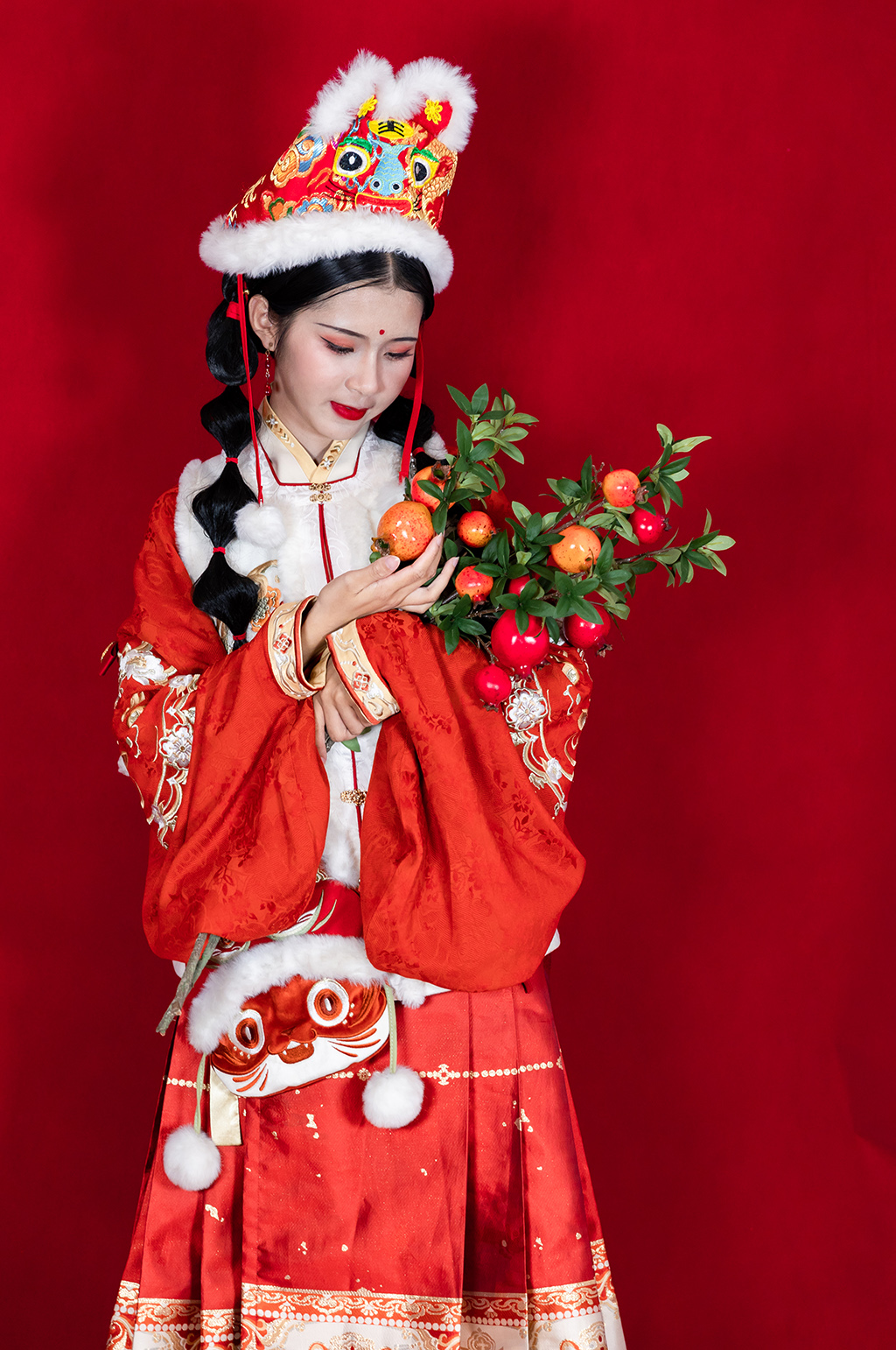 红色新年汉服女生手拿石榴人物摄影图片素材