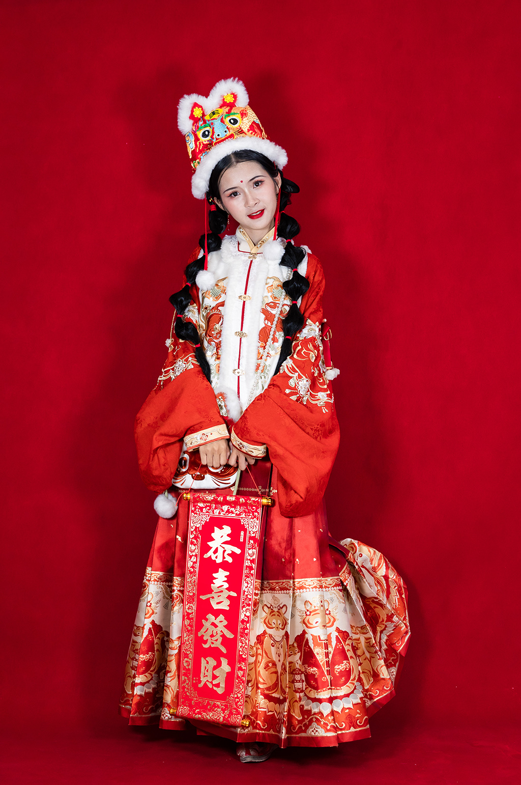 红色新年汉服女生手提对联人物摄影图片素材