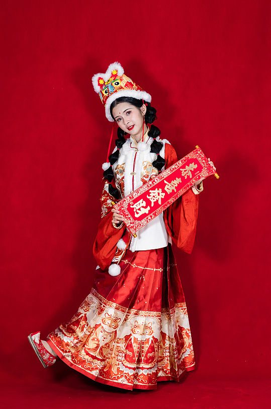 红色对联新年汉服女生恭喜发财人物摄影图片
