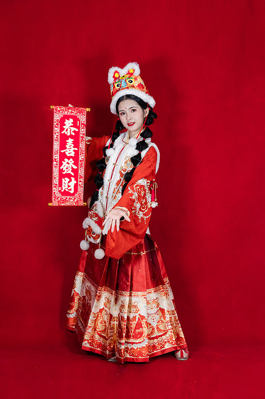 红色恭喜发财对联新年汉服女生人物摄影图片