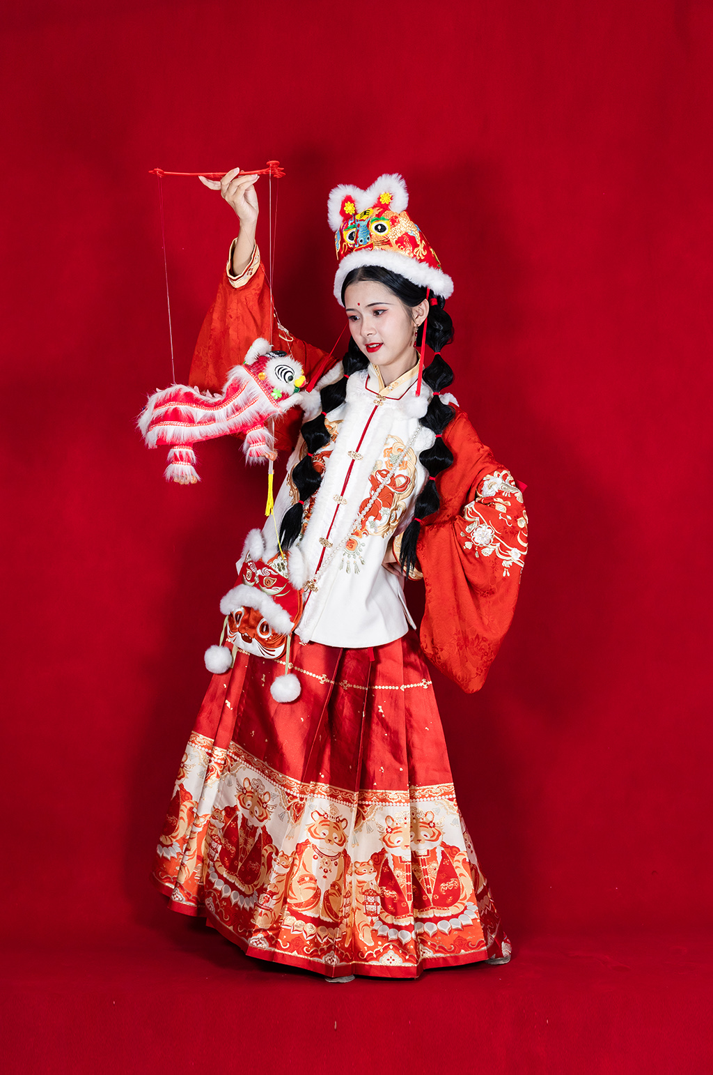 红色醒狮灯会新年汉服女生人物摄影图片素材